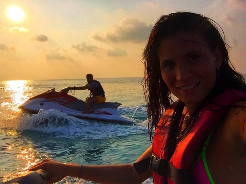 Snorkeling, moto d&#39;acqua, cocktail rinfrescanti e scritte sulla sabbia: Antonio Cassano e Carolina Marcialis si godono le vacanze alle Maldive. Twitter